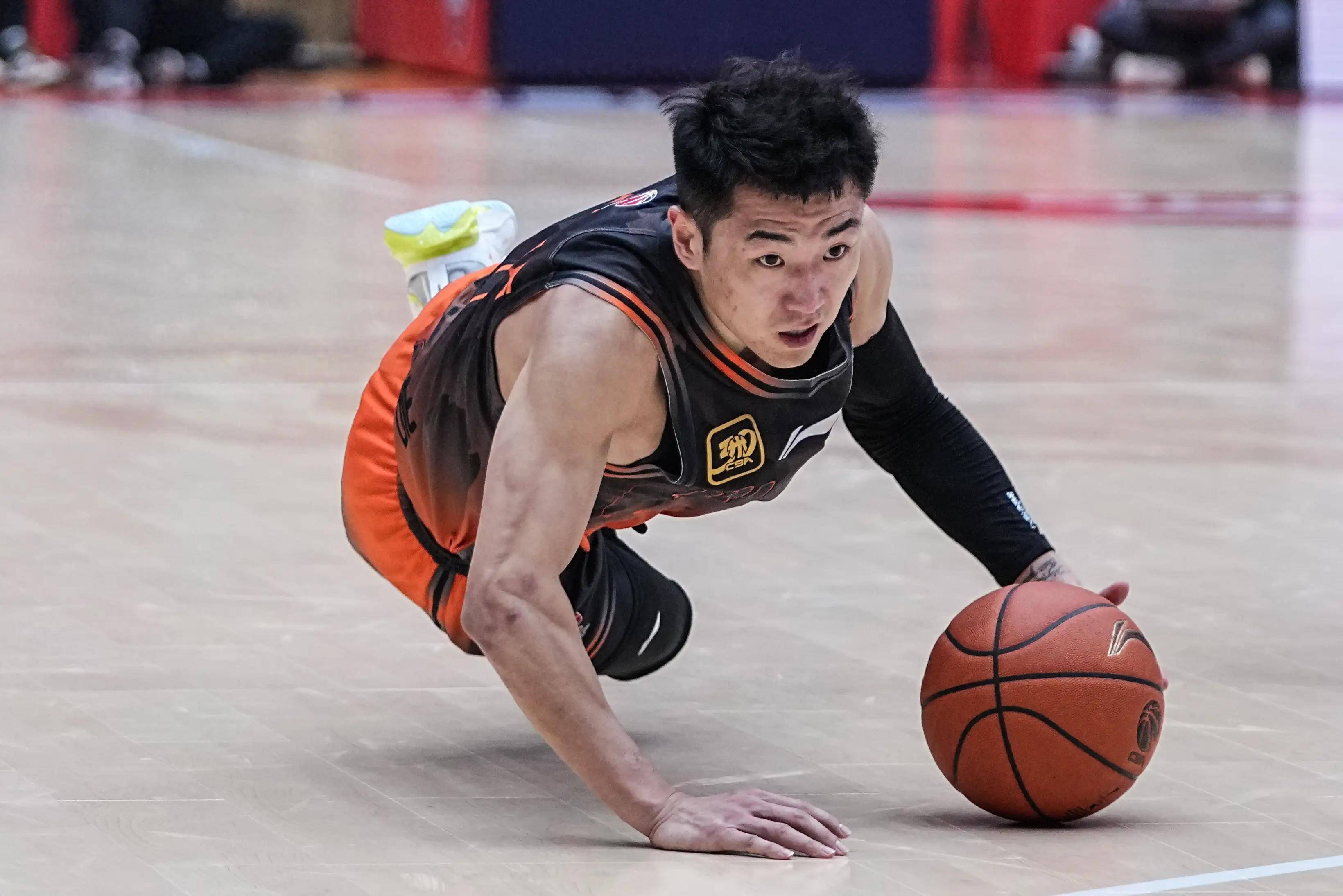 欧洲杯倒计时；山东男篮训练课后篮板制胜；细节引发关注；底气十足；阵容厚度经受考验的简单介绍