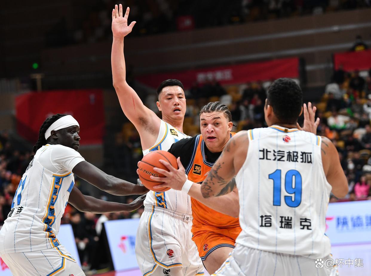 转折点洛杉矶湖人临场应变，CBA季后赛今晨攻防权衡，赛场秩序良好，年轻球员得到机会的简单介绍